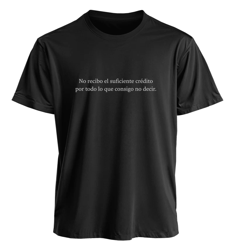 Polera No recibo el suficiente crédito por todo lo que consigo no decir — Regalo divertido con frase para amigas, para quien se muerde la lengua a diario