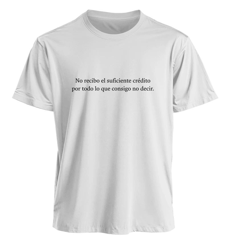 Polera No recibo el suficiente crédito por todo lo que consigo no decir — Regalo divertido con frase para amigos, para quien se muerde la lengua a diario