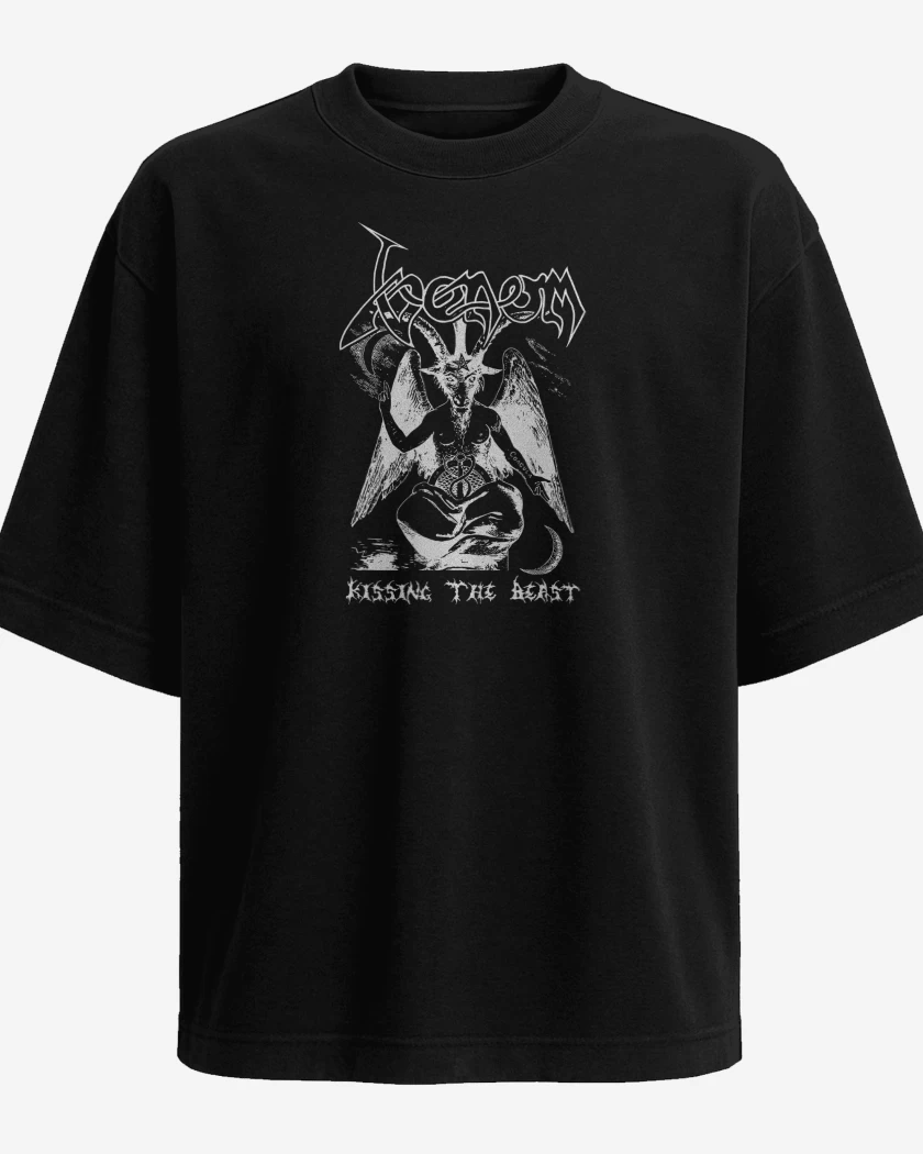 Polera Oversize Negro de Venom Kissing the Beast