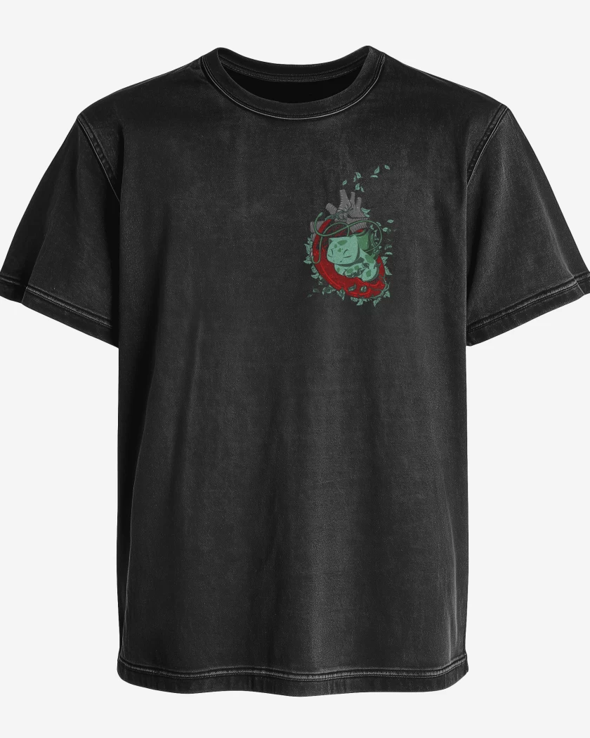 Polera desgastada Negro de corazon bulbasaur