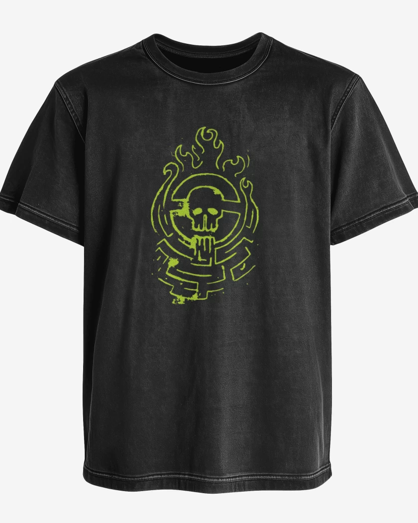 Polera desgastada Negro de Furia en el camino