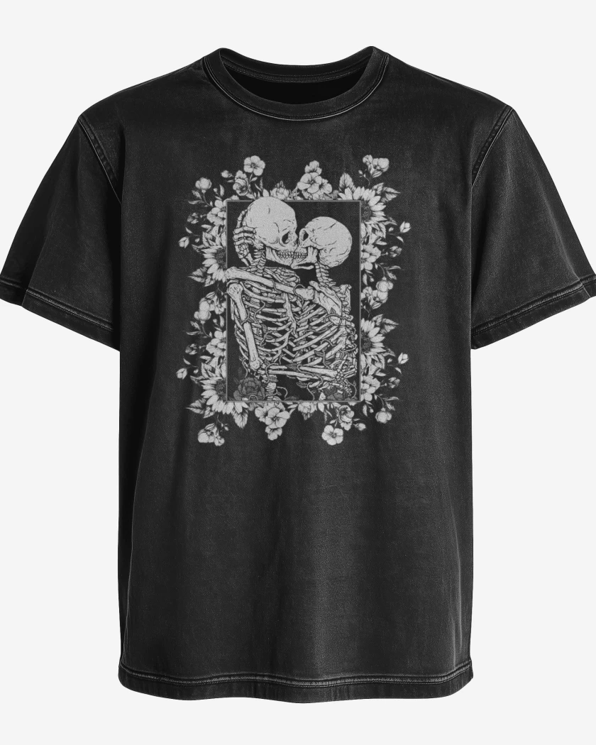 Polera desgastada Beso calaveras con flores