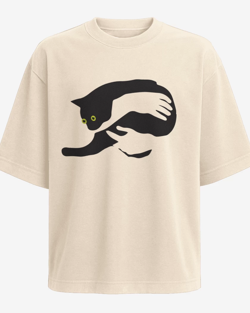 Polera Oversize Beige de Gatito en brazos