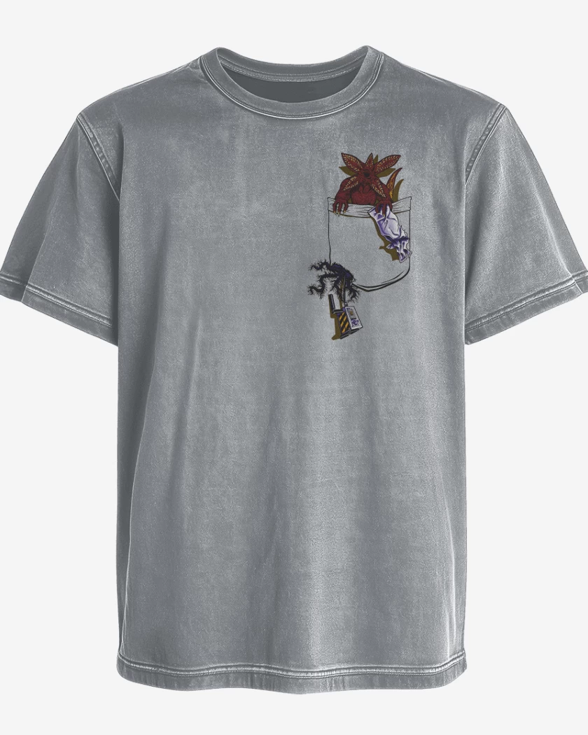 Polera desgastada Demogorgon de Bolsillo