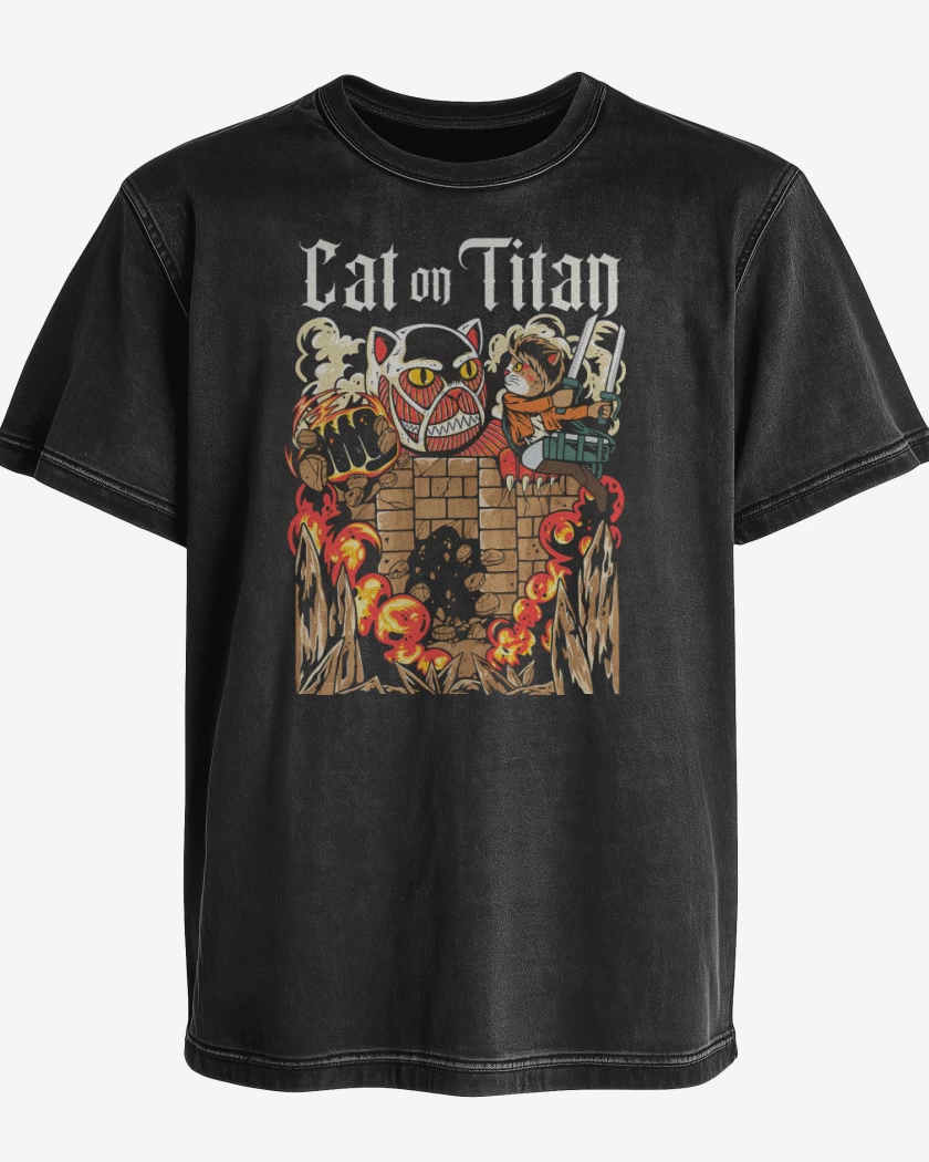 Polera desgastada Cat on Titan
